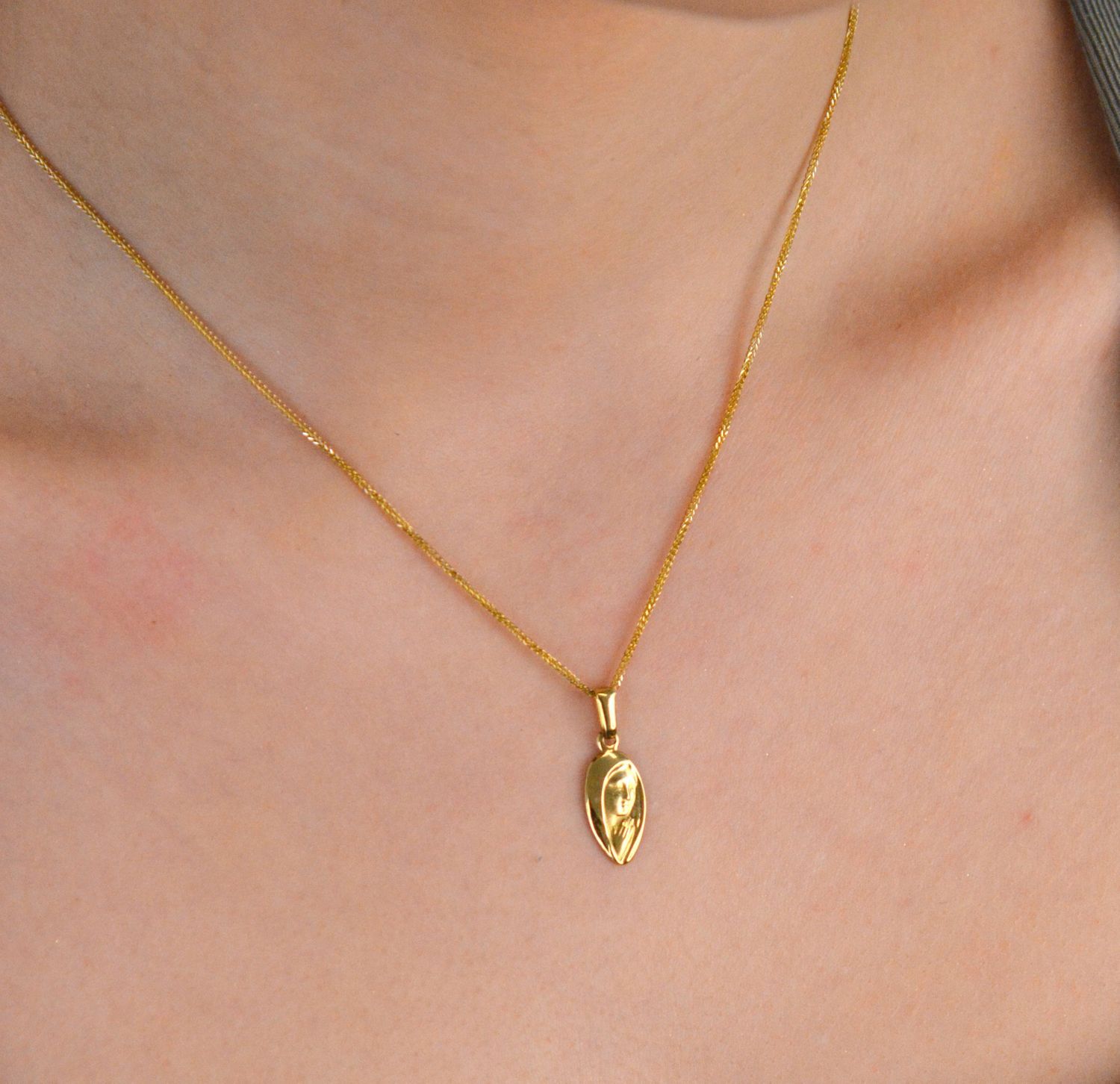 Złota zawieszka medalik ZA 426B 333 ✅ Medalik będący wspaniałą pamiątką i prezentem z okazji ✅.jpg